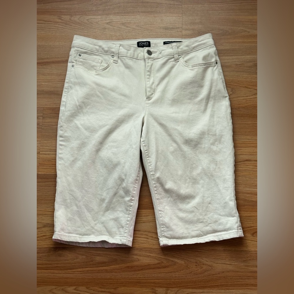 Bermuda Shorts Size 12 JonesNew York Cream